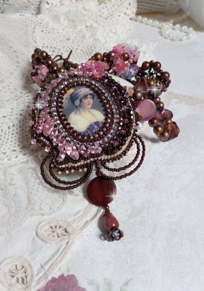 Belle Romance Haute-Couture Halskette bestickt mit einem Cabochon Portr&auml;t einer Frau in Hut mit Kristallen, satinierten Perlen, goldenen Rundperlen, Perlmuttperlen, Perlmuttcabochons und 