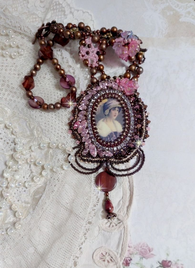 Belle Romance Haute-Couture Halskette bestickt mit einem Cabochon Porträt einer Frau in Hut mit Kristallen, satinierten Perlen, goldenen Rundperlen, Perlmuttperlen, Perlmuttcabochons und 