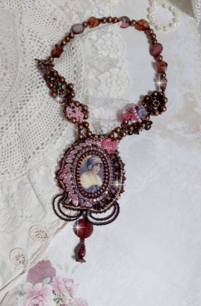 Belle Romance Haute-Couture Halskette bestickt mit einem Cabochon Portr&auml;t einer Frau in Hut mit Kristallen, satinierten Perlen, goldenen Rundperlen, Perlmuttperlen, Perlmuttcabochons und 