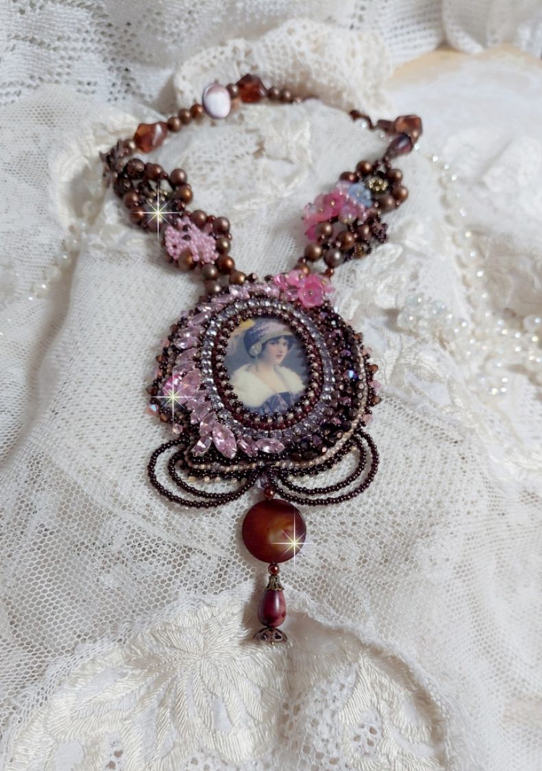 Belle Romance Haute-Couture Halskette bestickt mit einem Cabochon Porträt einer Frau in Hut mit Kristallen, satinierten Perlen, goldenen Rundperlen, Perlmuttperlen, Perlmuttcabochons und 