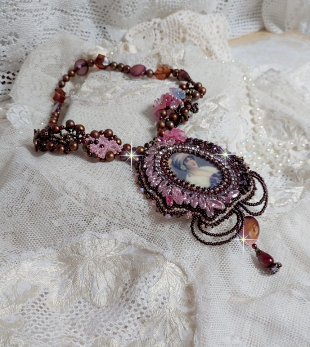 Belle Romance Haute-Couture Halskette bestickt mit einem Cabochon Porträt einer Frau in Hut mit Kristallen, satinierten Perlen, goldenen Rundperlen, Perlmuttperlen, Perlmuttcabochons und 