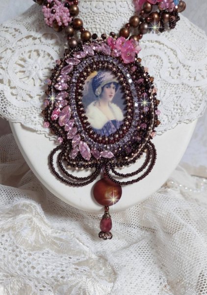 Belle Romance Haute-Couture Halskette bestickt mit einem Cabochon Portr&auml;t einer Frau in Hut mit Kristallen, satinierten Perlen, goldenen Rundperlen, Perlmuttperlen, Perlmuttcabochons und 