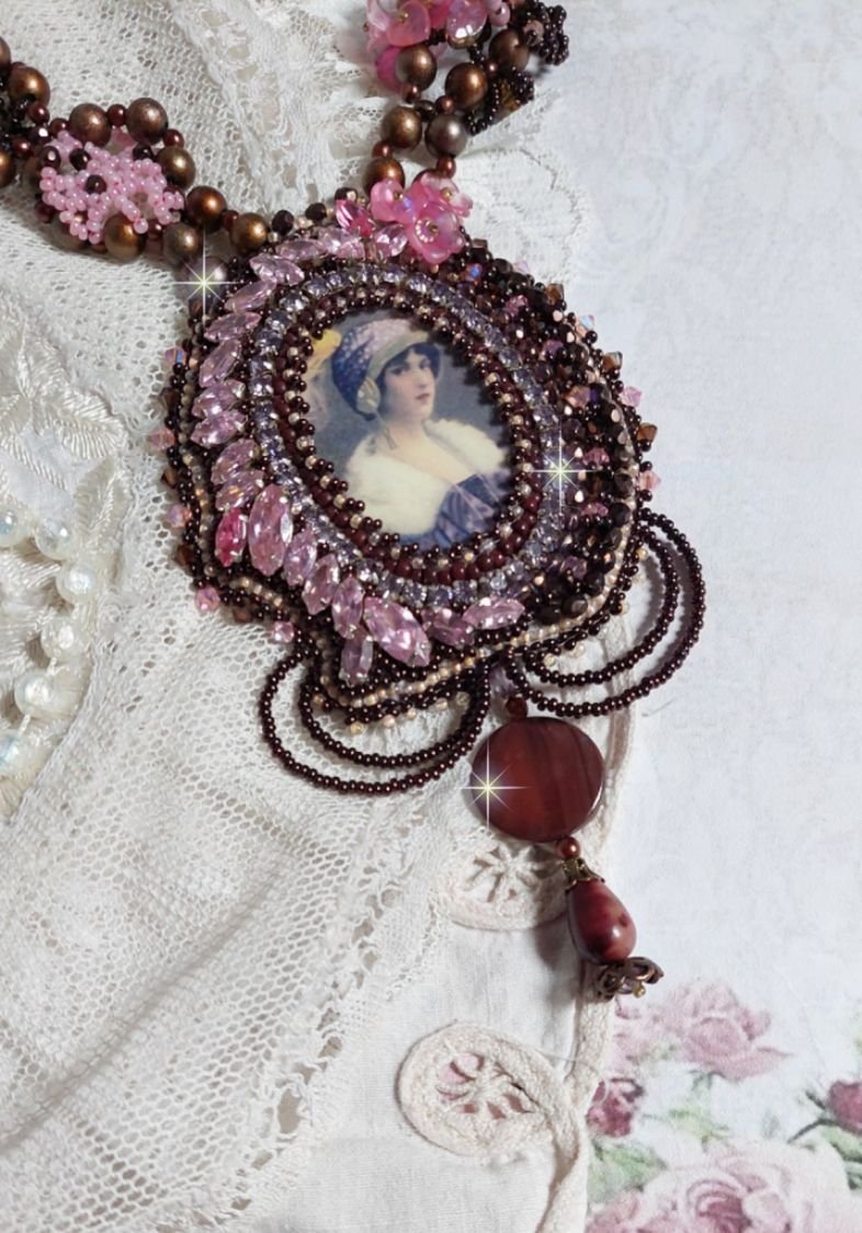 Belle Romance Haute-Couture Halskette bestickt mit einem Cabochon Porträt einer Frau in Hut mit Kristallen, satinierten Perlen, goldenen Rundperlen, Perlmuttperlen, Perlmuttcabochons und 