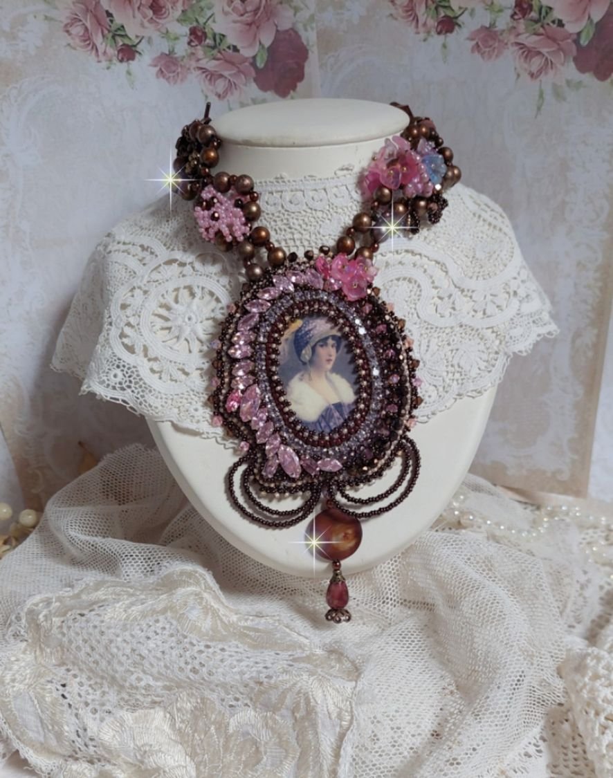 Belle Romance Haute-Couture Halskette bestickt mit einem Cabochon Porträt einer Frau in Hut mit Kristallen, satinierten Perlen, goldenen Rundperlen, Perlmuttperlen, Perlmuttcabochons und 