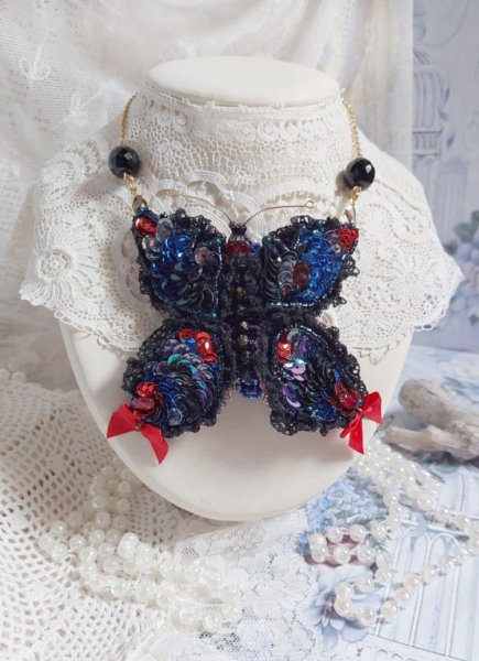 Collier Broche Butterfly Jet/Red brod&eacute; avec sequins, perles en verre, plasticine, rocailles et perles cristal Swarovski