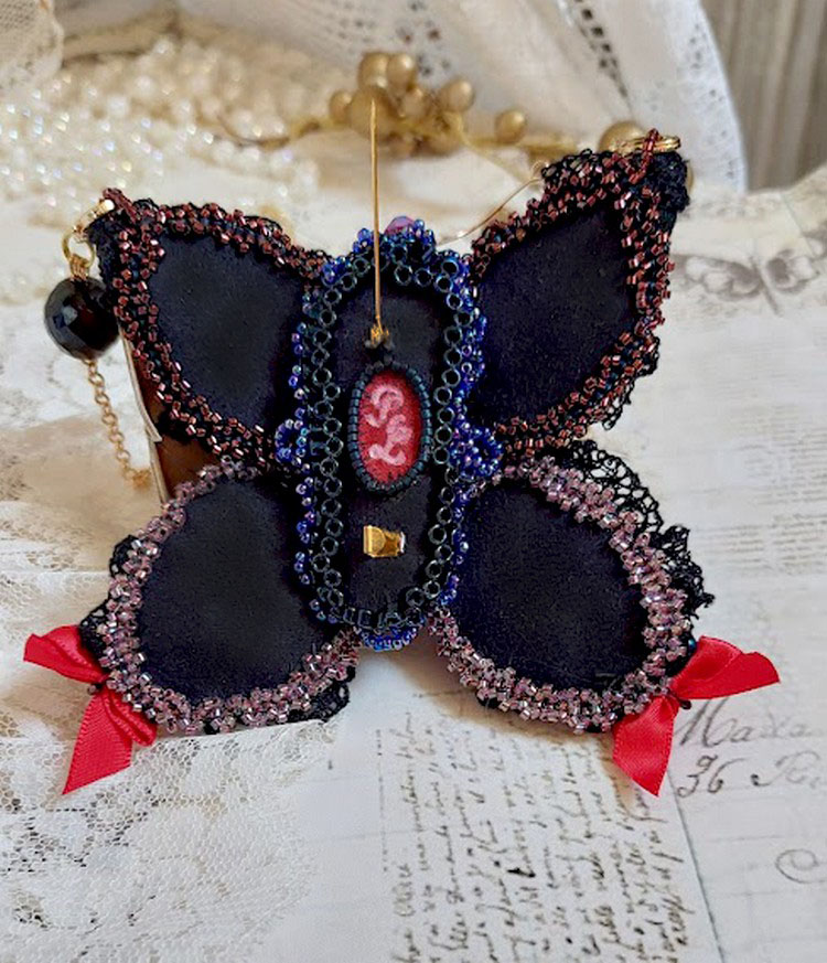 Collier Broche Butterfly Jet/Red brodé avec sequins, perles en verre, plasticine, rocailles et perles cristal Swarovski