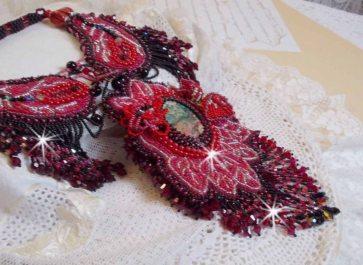 Kardinalskette bestickt in Rot und Schwarz mit einem roten Jaspis, Onyxperlen und Swarovski-Kristallen