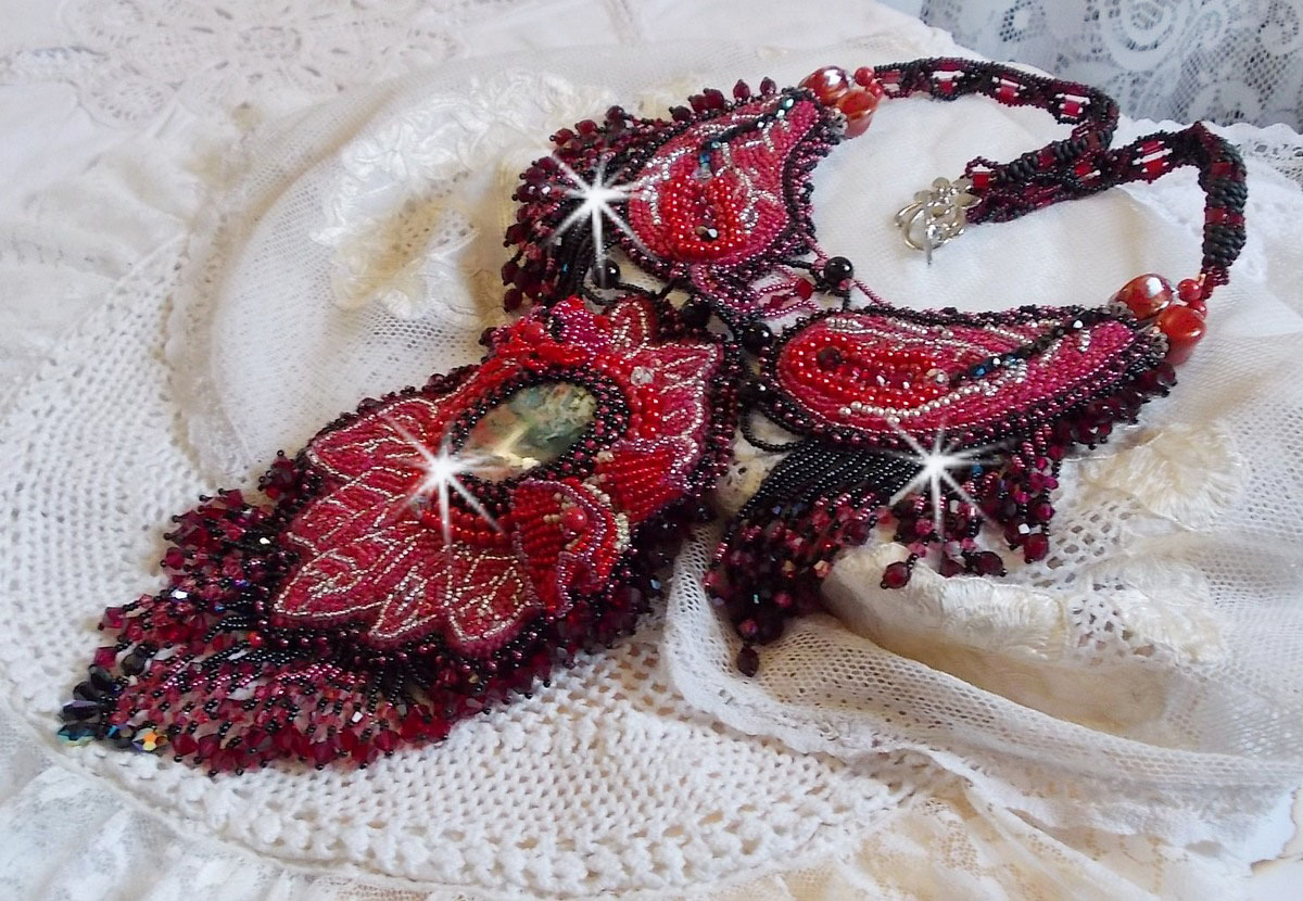 Kardinalskette bestickt in Rot und Schwarz mit einem roten Jaspis, Onyxperlen und Swarovski-Kristallen