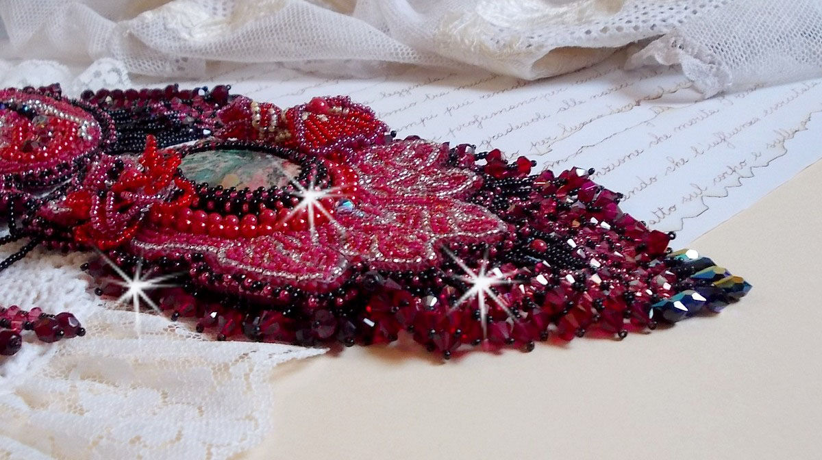 Kardinalskette bestickt in Rot und Schwarz mit einem roten Jaspis, Onyxperlen und Swarovski-Kristallen