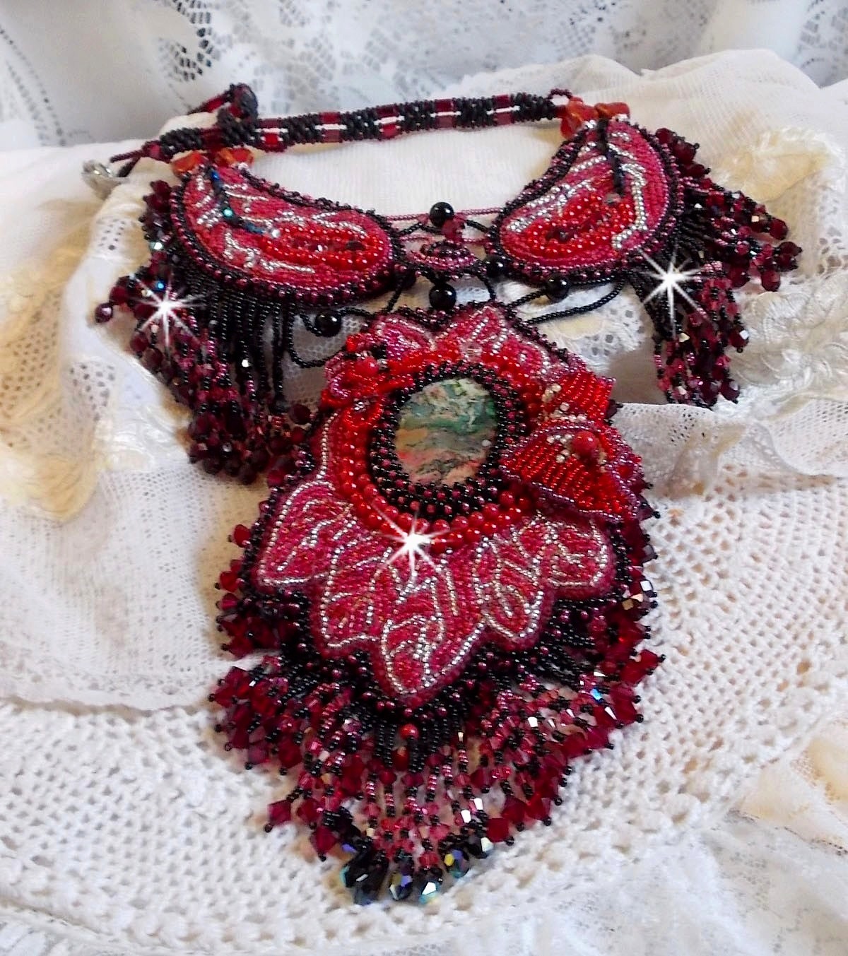 Kardinalskette bestickt in Rot und Schwarz mit einem roten Jaspis, Onyxperlen und Swarovski-Kristallen