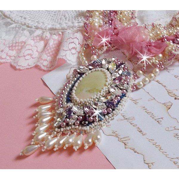 Plastron-Halskette D&eacute;tente bestickt mit Perlmuttperlen ganz in Harmonie mit anderen hochwertigen Perlen