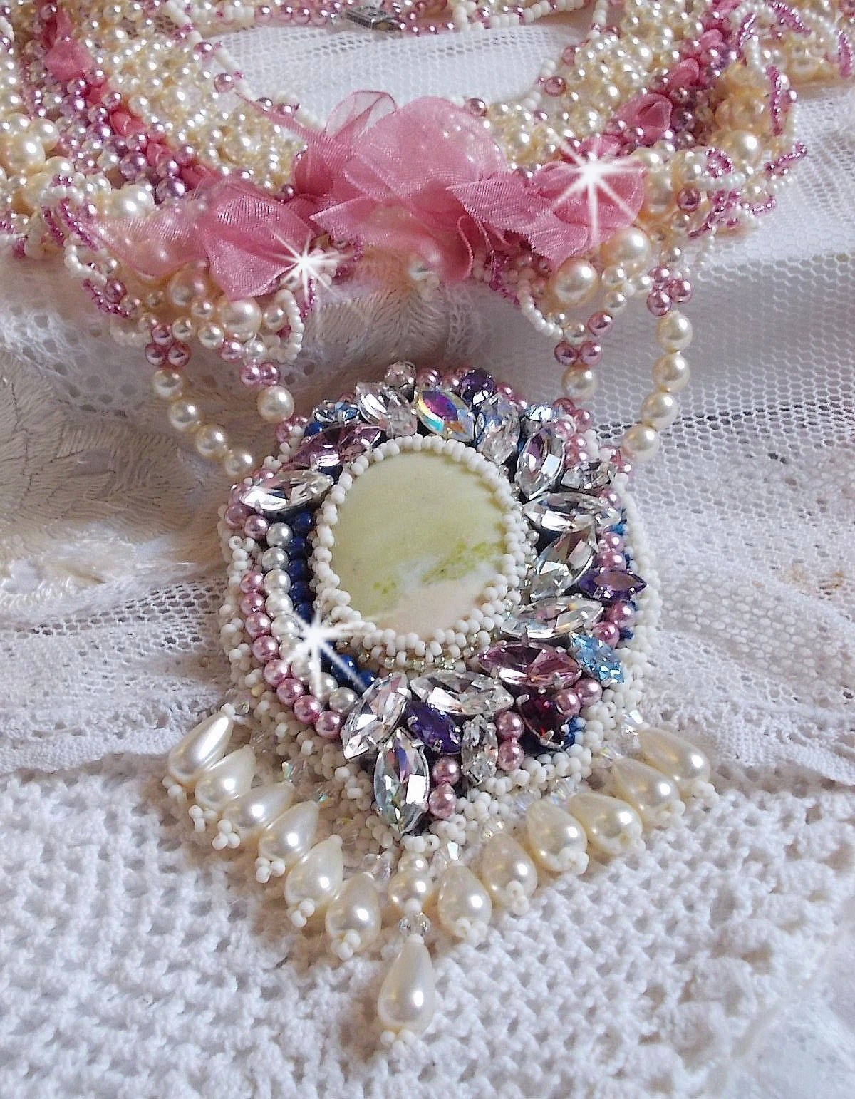 Plastron-Halskette D&eacute;tente bestickt mit Perlmuttperlen ganz in Harmonie mit anderen hochwertigen Perlen