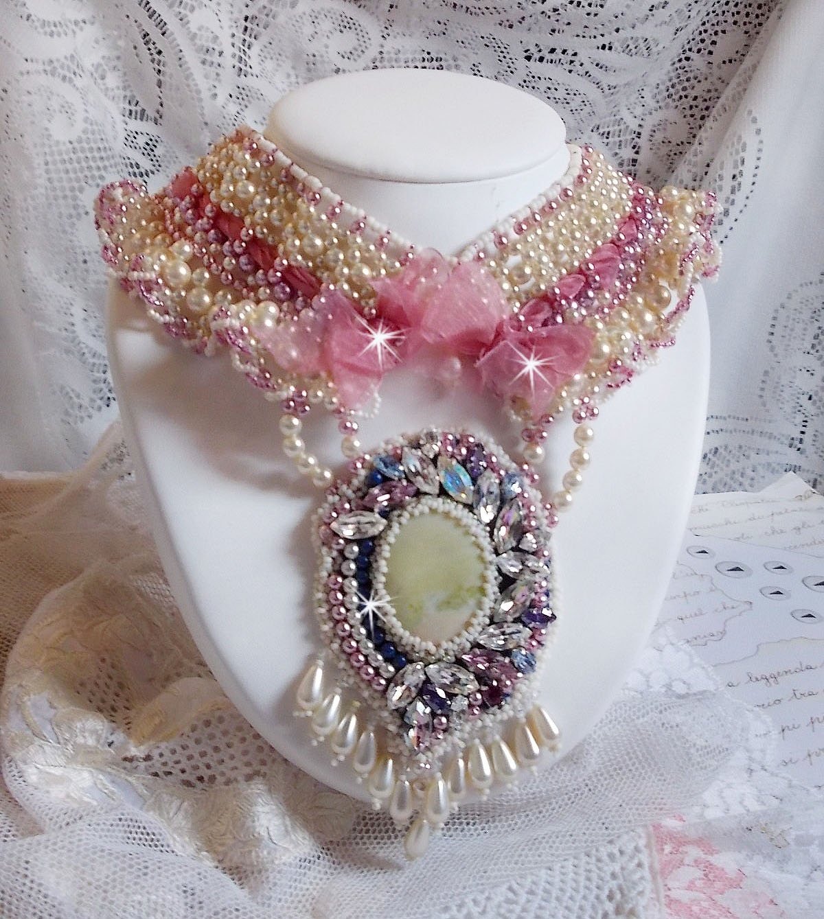 Plastron-Halskette D&eacute;tente bestickt mit Perlmuttperlen ganz in Harmonie mit anderen hochwertigen Perlen