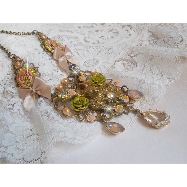 Collier Cerf Fleuri cr&eacute;e avec des cristaux de Swarovski, cabochons en r&eacute;sine, perles en verre, t&ecirc;te de cerf avec bois en m&eacute;tal, pendentif larme en zircon, n&oelig;uds en satin et accessoires en laiton 