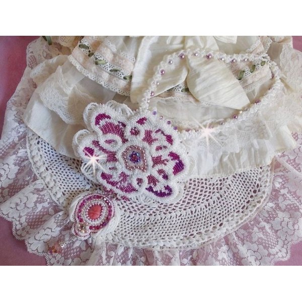 Chlo&eacute; Plastron-Halskette, bestickt mit feinster Perlenspitze, Swarovski-Kristallen, Perlmuttperlen und Miyuki-Rocailles