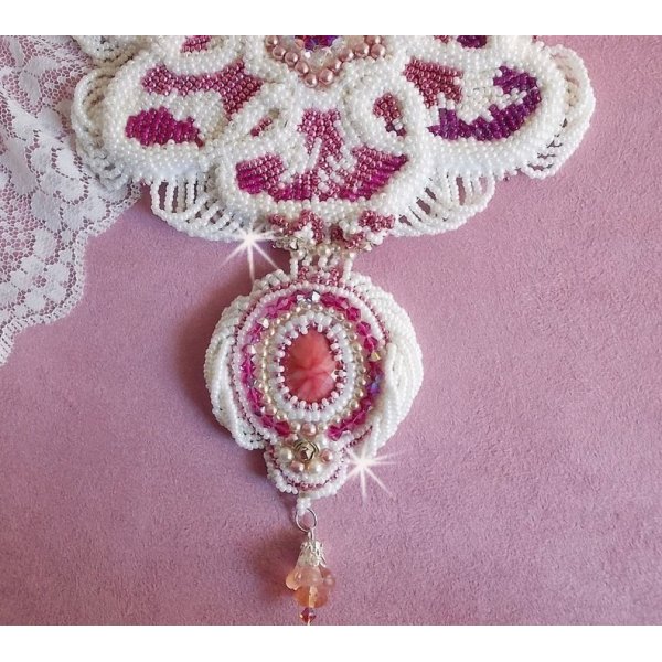 Chlo&eacute; Plastron-Halskette, bestickt mit feinster Perlenspitze, Swarovski-Kristallen, Perlmuttperlen und Miyuki-Rocailles