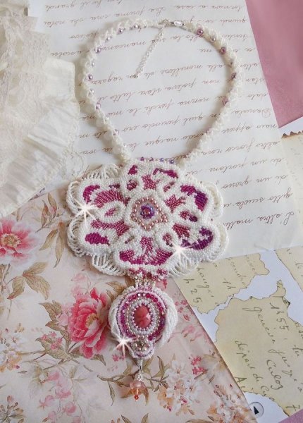 Chlo&eacute; Plastron-Halskette, bestickt mit feinster Perlenspitze, Swarovski-Kristallen, Perlmuttperlen und Miyuki-Rocailles