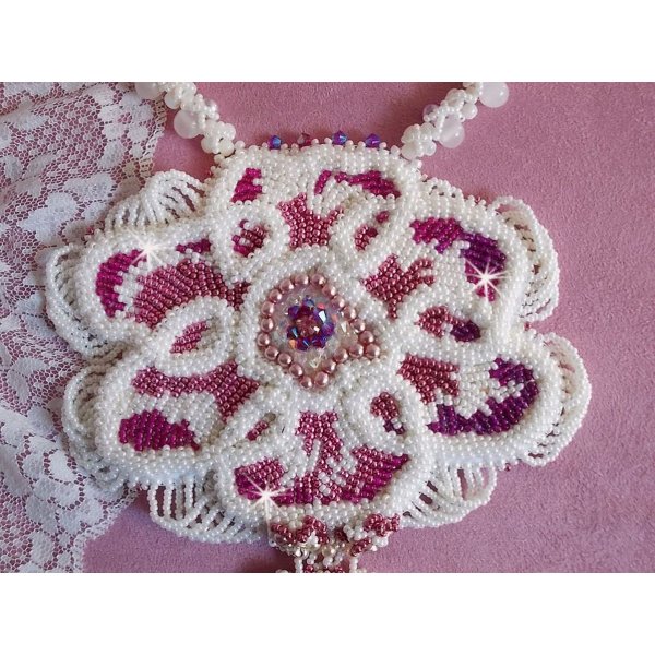 Chlo&eacute; Plastron-Halskette, bestickt mit feinster Perlenspitze, Swarovski-Kristallen, Perlmuttperlen und Miyuki-Rocailles