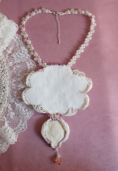 Chlo&eacute; Plastron-Halskette, bestickt mit feinster Perlenspitze, Swarovski-Kristallen, Perlmuttperlen und Miyuki-Rocailles