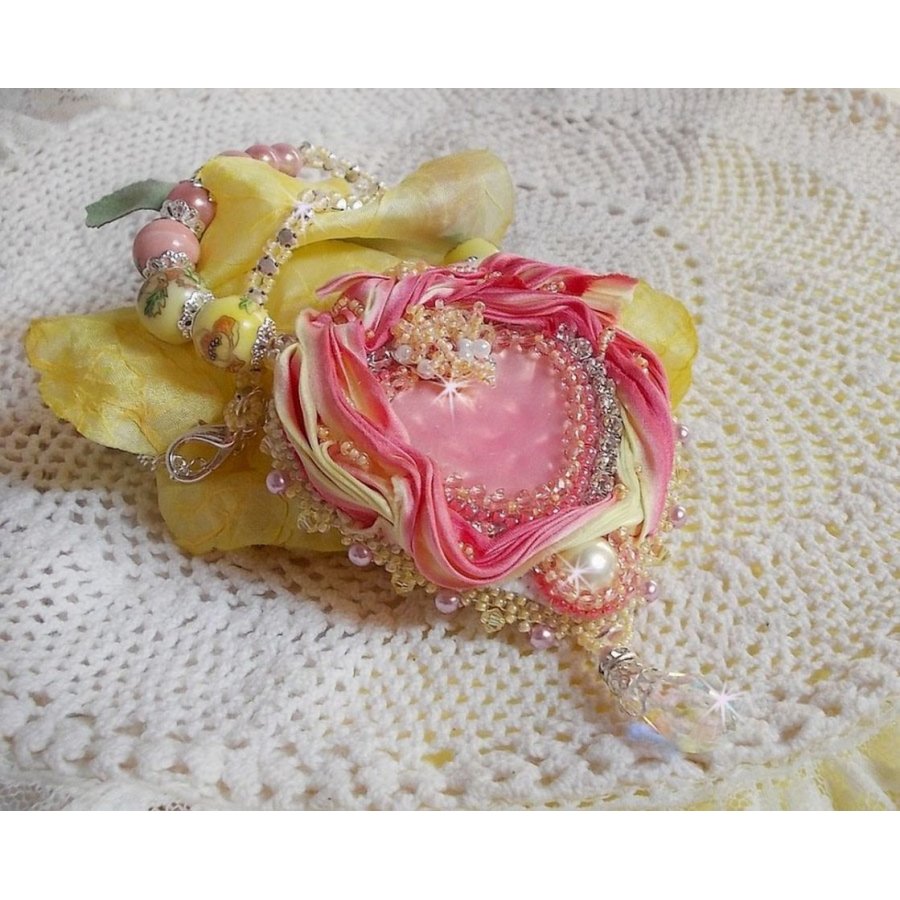 Zarte Herz Halskette bestickt mit rosa und gelbem Seidenband, Keramikperlen, Swarovski Kristallen und Rocailles