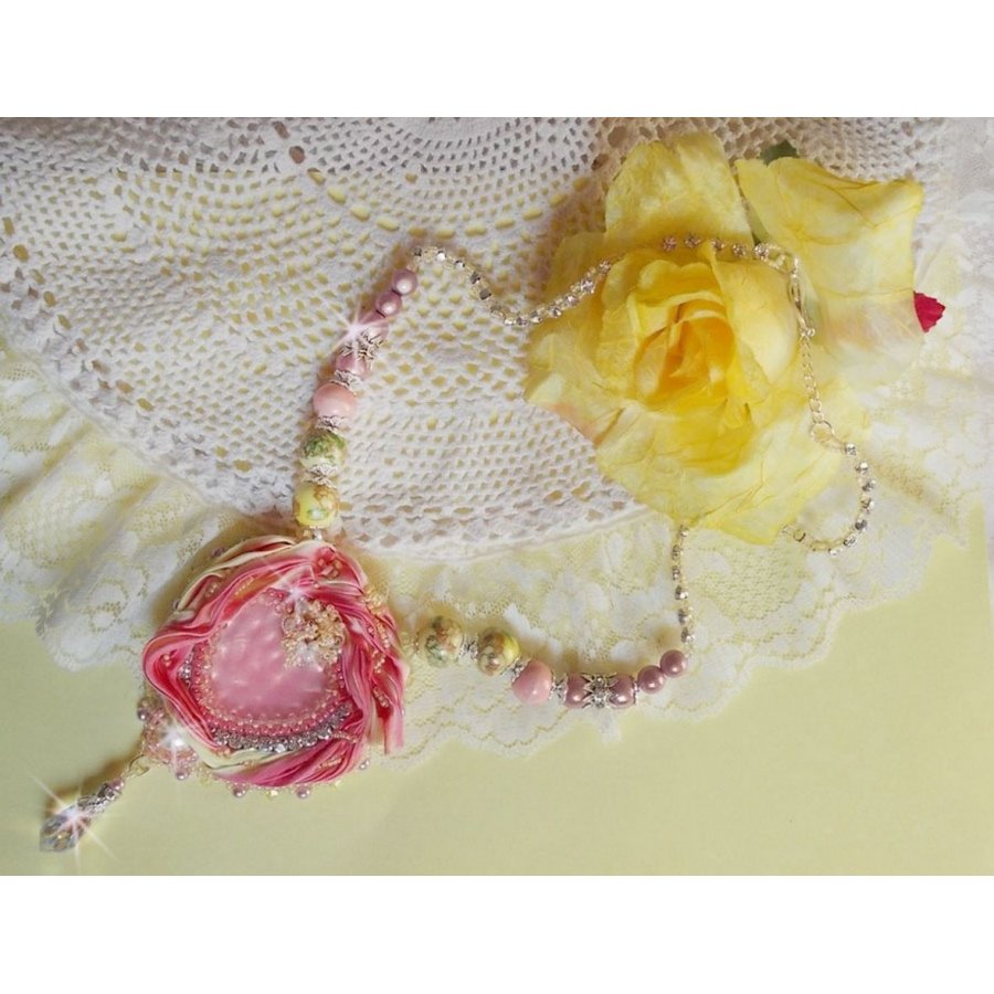 Zarte Herz Halskette bestickt mit rosa und gelbem Seidenband, Keramikperlen, Swarovski Kristallen und Rocailles