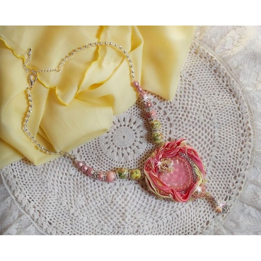 Zarte Herz Halskette bestickt mit rosa und gelbem Seidenband, Keramikperlen, Swarovski Kristallen und Rocailles