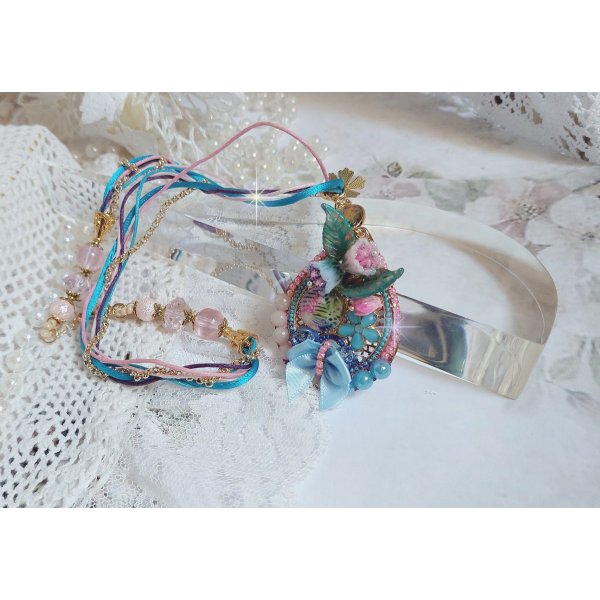  Collier Coquette cr&eacute;&eacute; avec deux estampes &agrave; laquelle s&rsquo;ajoute des fleurs en velours floqu&eacute;, perles aplaties Cristal, fleurs : Epoxy, Porcelaine, R&eacute;sine, cabochon loupe, rubans et cha&icirc;ne plaqu&eacute; Or