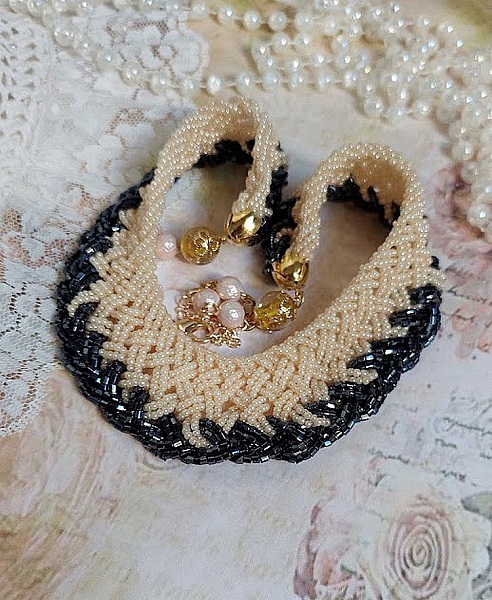 Collier C&eacute;lestine cr&eacute;&eacute; avec rocailles en verre, perles Murano, coquilles, fermoir et cha&icirc;nette en plaqu&eacute; or