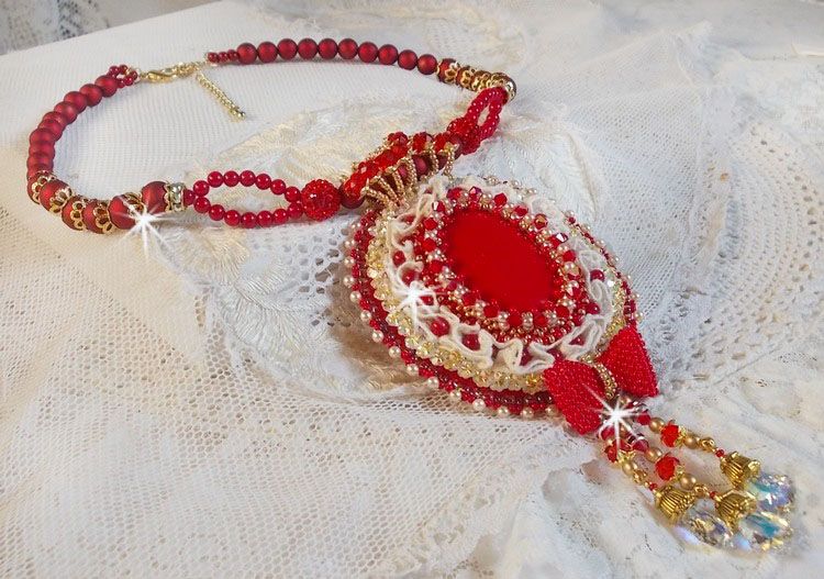 Anhänger Nous Deux Haute-Couture Barock bestickt mit Halbedelsteinperlen und Swarovski-Kristall 