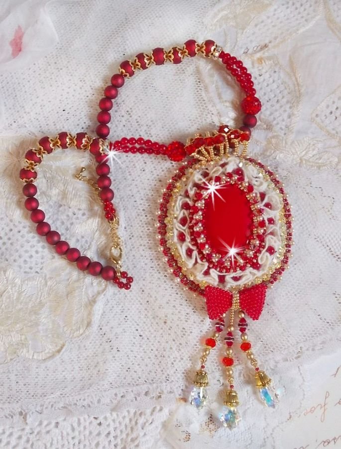 Anhänger Nous Deux Haute-Couture Barock bestickt mit Halbedelsteinperlen und Swarovski-Kristall 