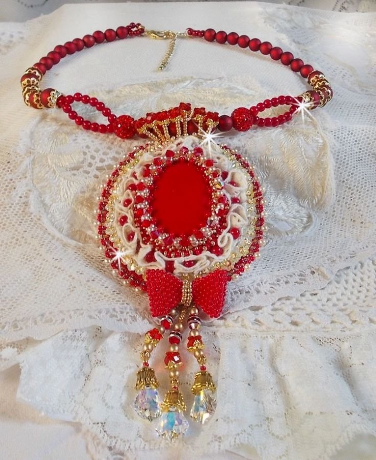 Anhänger Nous Deux Haute-Couture Barock bestickt mit Halbedelsteinperlen und Swarovski-Kristall 
