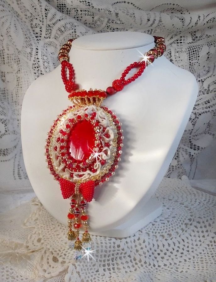 Anhänger Nous Deux Haute-Couture Barock bestickt mit Halbedelsteinperlen und Swarovski-Kristall 