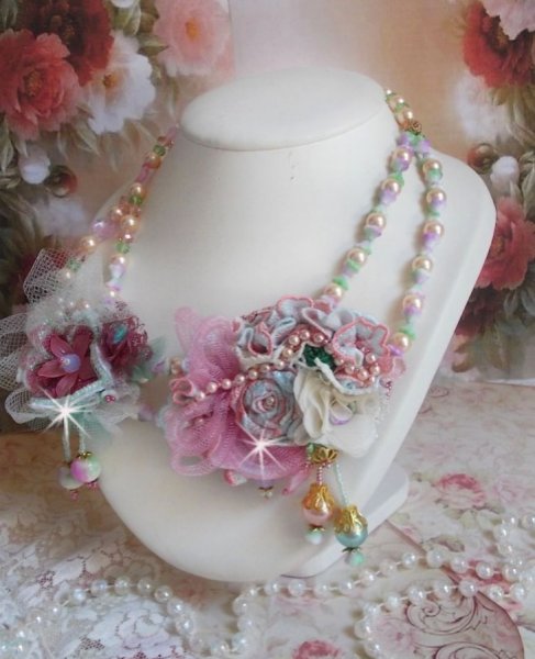 Haute-Couture-Halskette Douceur Poudr&eacute;e kreiert mit Spitze, Swarovski-Kristallen, Jade, Perlen, Accessoires in Flash-Gold-Plattierung auf 24-kar&auml;tigem Messing und Rocailles.