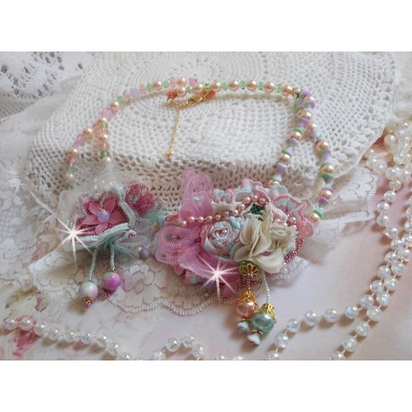 Haute-Couture-Halskette Douceur Poudr&eacute;e kreiert mit Spitze, Swarovski-Kristallen, Jade, Perlen, Accessoires in Flash-Gold-Plattierung auf 24-kar&auml;tigem Messing und Rocailles.