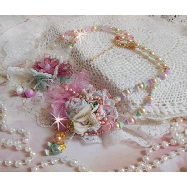 Haute-Couture-Halskette Douceur Poudr&eacute;e kreiert mit Spitze, Swarovski-Kristallen, Jade, Perlen, Accessoires in Flash-Gold-Plattierung auf 24-kar&auml;tigem Messing und Rocailles.