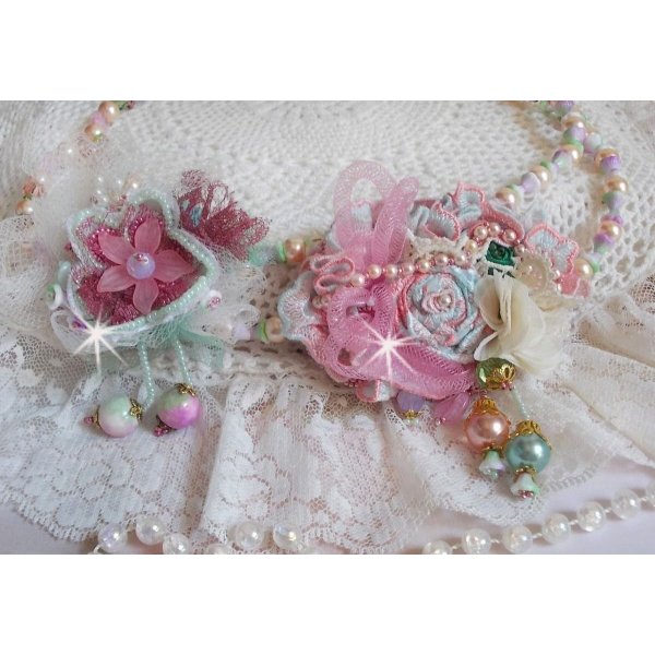 Haute-Couture-Halskette Douceur Poudr&eacute;e kreiert mit Spitze, Swarovski-Kristallen, Jade, Perlen, Accessoires in Flash-Gold-Plattierung auf 24-kar&auml;tigem Messing und Rocailles.