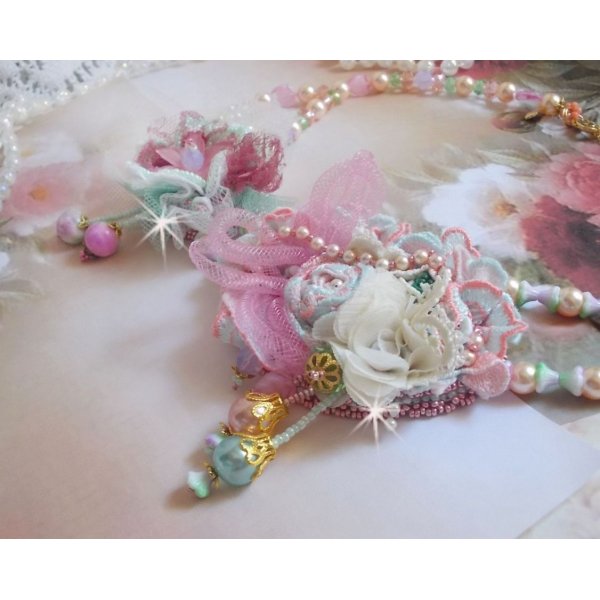 Haute-Couture-Halskette Douceur Poudr&eacute;e kreiert mit Spitze, Swarovski-Kristallen, Jade, Perlen, Accessoires in Flash-Gold-Plattierung auf 24-kar&auml;tigem Messing und Rocailles.