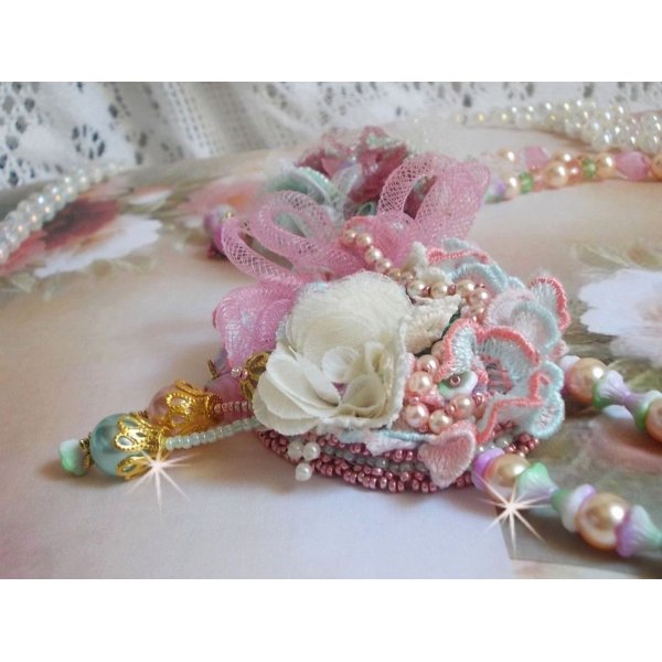 Haute-Couture-Halskette Douceur Poudr&eacute;e kreiert mit Spitze, Swarovski-Kristallen, Jade, Perlen, Accessoires in Flash-Gold-Plattierung auf 24-kar&auml;tigem Messing und Rocailles.