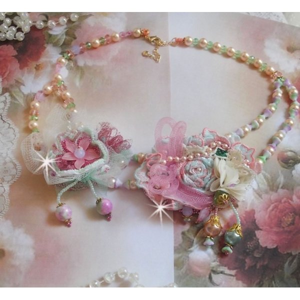 Haute-Couture-Halskette Douceur Poudr&eacute;e kreiert mit Spitze, Swarovski-Kristallen, Jade, Perlen, Accessoires in Flash-Gold-Plattierung auf 24-kar&auml;tigem Messing und Rocailles.