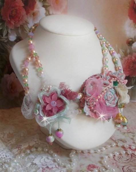 Haute-Couture-Halskette Douceur Poudr&eacute;e kreiert mit Spitze, Swarovski-Kristallen, Jade, Perlen, Accessoires in Flash-Gold-Plattierung auf 24-kar&auml;tigem Messing und Rocailles.