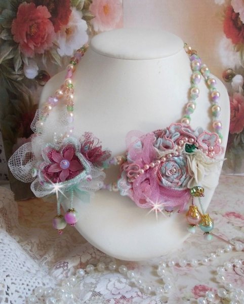 Haute-Couture-Halskette Douceur Poudr&eacute;e kreiert mit Spitze, Swarovski-Kristallen, Jade, Perlen, Accessoires in Flash-Gold-Plattierung auf 24-kar&auml;tigem Messing und Rocailles.