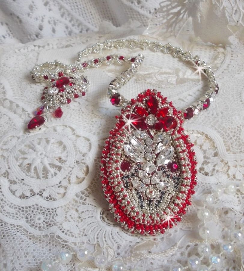 Drigon Red Halskette bestickt mit roten Swarovski-Kristallen, silbernen Rocailles, Strasssteinen, Verschlüssen und Kettchen aus 925/1000 Silber