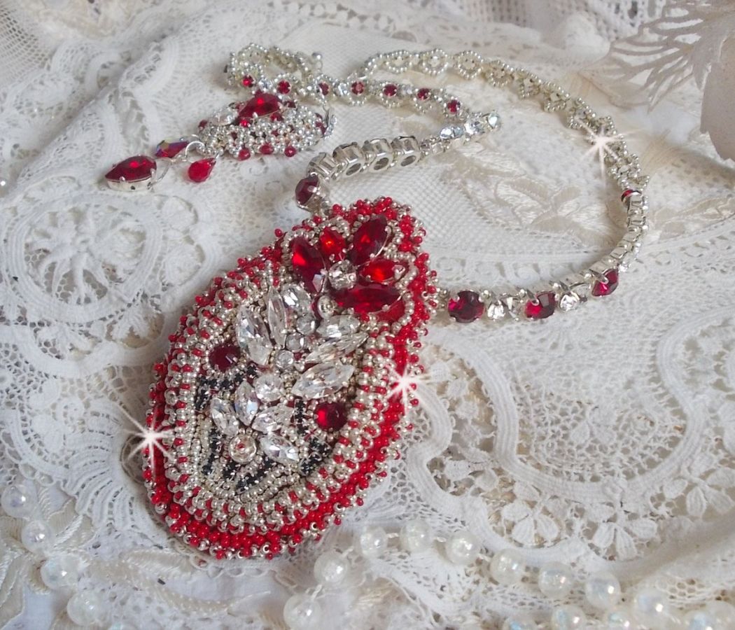 Drigon Red Halskette bestickt mit roten Swarovski-Kristallen, silbernen Rocailles, Strasssteinen, Verschlüssen und Kettchen aus 925/1000 Silber