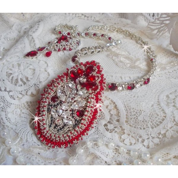 Drigon Red Halskette bestickt mit roten Swarovski-Kristallen, silbernen Rocailles, Strasssteinen, Verschl&uuml;ssen und Kettchen aus 925/1000 Silber