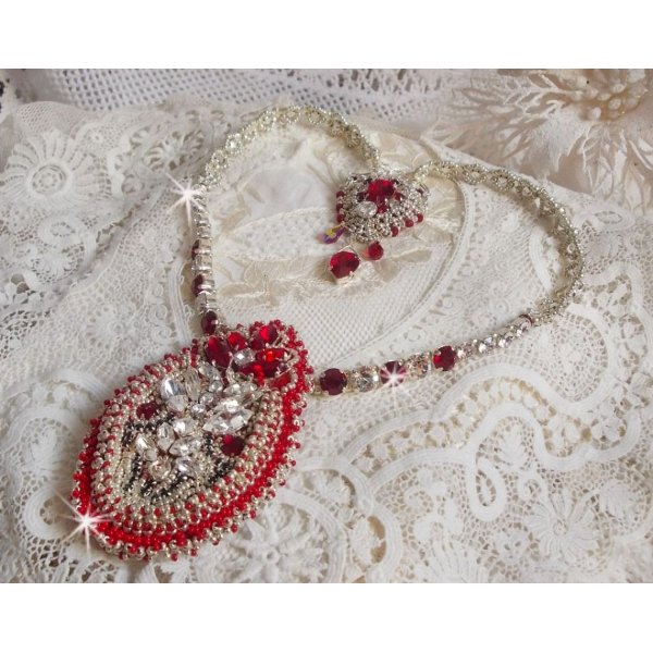 Drigon Red Halskette bestickt mit roten Swarovski-Kristallen, silbernen Rocailles, Strasssteinen, Verschl&uuml;ssen und Kettchen aus 925/1000 Silber