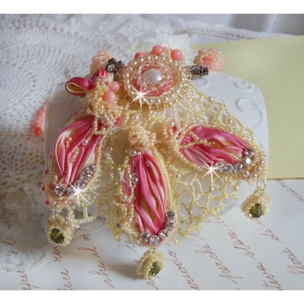 Halskette Les D&eacute;lices de l'Et&eacute; bestickt mit gelbem und rosa Seidenband, Rocailles und Swarovski-Kristallen