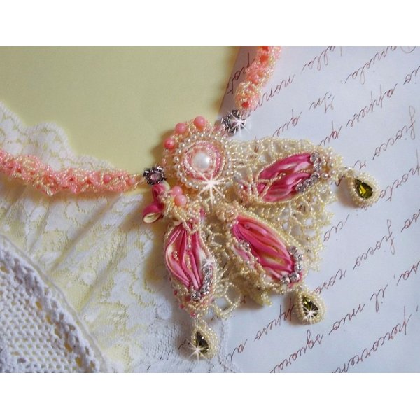 Halskette Les D&eacute;lices de l'Et&eacute; bestickt mit gelbem und rosa Seidenband, Rocailles und Swarovski-Kristallen