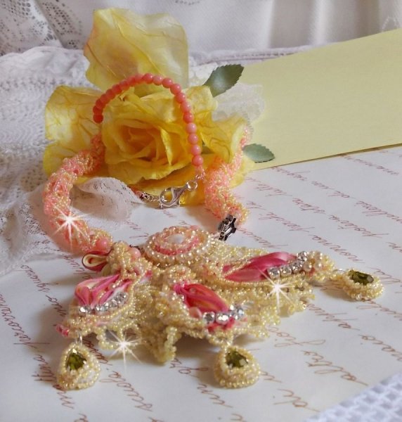 Halskette Les D&eacute;lices de l'Et&eacute; bestickt mit gelbem und rosa Seidenband, Rocailles und Swarovski-Kristallen