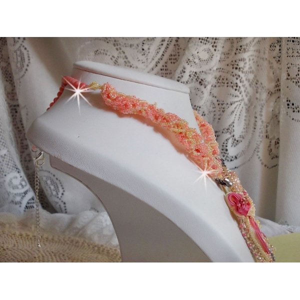 Halskette Les D&eacute;lices de l'Et&eacute; bestickt mit gelbem und rosa Seidenband, Rocailles und Swarovski-Kristallen