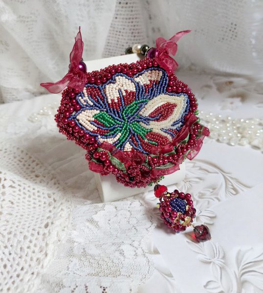 Halskette Enchantement d'Automne bestickt mit Perlmuttperlen in Bordeaux, einer Spitze, verschiedenen Perlen und Rocailles